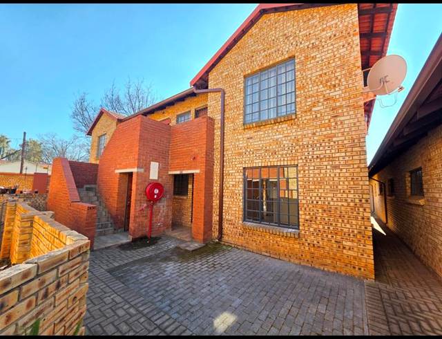 2 BEDROOM TOWNHOUSE FOR SALE IN MEYERTON CENTRAL